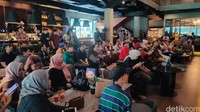 Eka Gustiwana menunjukkan kebolehannya dalam merenovasi musik di acara Ngopi detikINET. Kegiatan memoles nada ini dibantu oleh AI. Begini keseruannya.