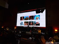 Eka Gustiwana menunjukkan kebolehannya dalam merenovasi musik di acara Ngopi detikINET. Kegiatan memoles nada ini dibantu oleh AI. Begini keseruannya.