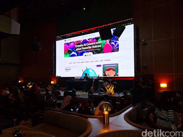 Eka Gustiwana menunjukkan kebolehannya dalam merenovasi musik di acara Ngopi detikINET. Kegiatan memoles nada ini dibantu oleh AI. Begini keseruannya.