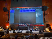 Eka Gustiwana menunjukkan kebolehannya dalam merenovasi musik di acara Ngopi detikINET. Kegiatan memoles nada ini dibantu oleh AI. Begini keseruannya.