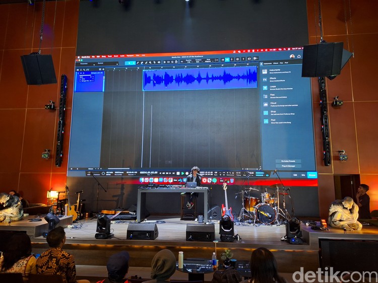 Eka Gustiwana menunjukkan kebolehannya dalam merenovasi musik di acara Ngopi detikINET. Kegiatan memoles nada ini dibantu oleh AI. Begini keseruannya.