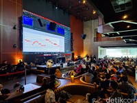 Eka Gustiwana menunjukkan kebolehannya dalam merenovasi musik di acara Ngopi detikINET. Kegiatan memoles nada ini dibantu oleh AI. Begini keseruannya.
