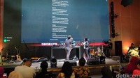 Eka Gustiwana menunjukkan kebolehannya dalam merenovasi musik di acara Ngopi detikINET. Kegiatan memoles nada ini dibantu oleh AI. Begini keseruannya.