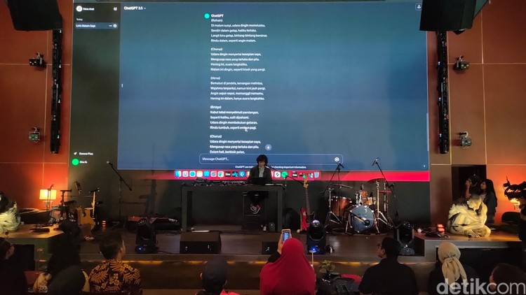 Eka Gustiwana menunjukkan kebolehannya dalam merenovasi musik di acara Ngopi detikINET. Kegiatan memoles nada ini dibantu oleh AI. Begini keseruannya.