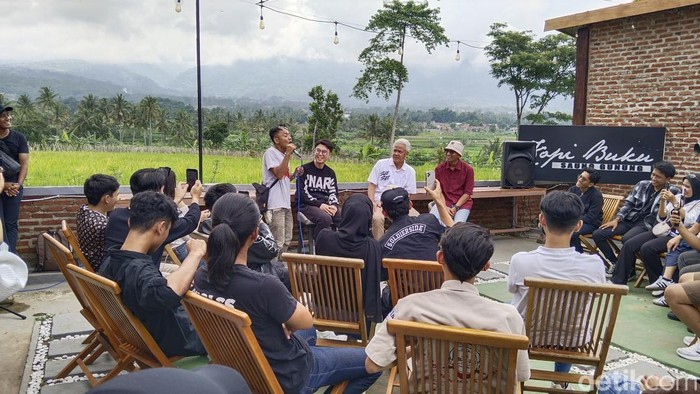 Capres nomor urut 03 Ganjar Pranowo berbincang dengan kaum milenial Kuningan di rumah makan Saung Gunung