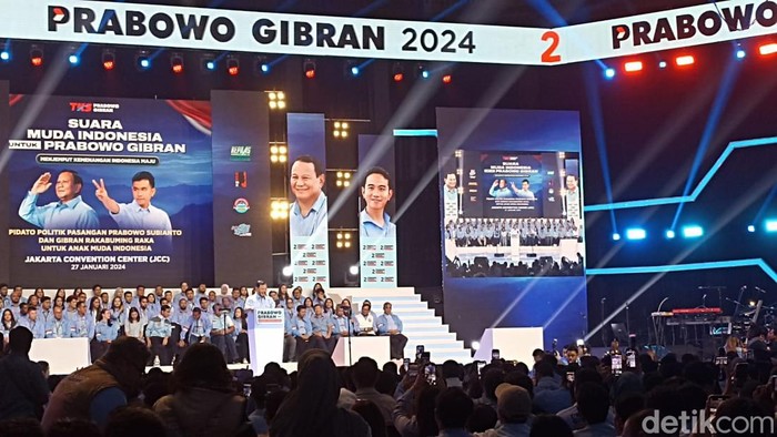 Capres nomor urut 2 Prabowo Subianto memberi sambutan di acara Suara Muda Indonesia di JCC Senayan. (Tiara Aliya/detikcom)