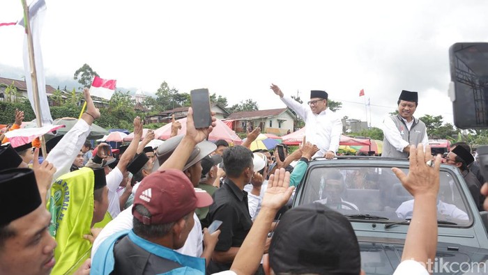 Cawapres nomor urut 1, Muhaimin Iskandar (Cak Imin), menghadiri peringatan Isra Mikraj dan deklarasi laskar santri se-Kabupaten Wonosobo di lapangan Desa Tambi. (Kurniawan F/detikcom)