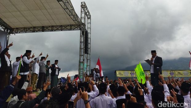 Cawapres nomor urut 1, Muhaimin Iskandar (Cak Imin), menghadiri peringatan Isra Mikraj dan deklarasi laskar santri se-Kabupaten Wonosobo di lapangan Desa Tambi. (Kurniawan F/detikcom)