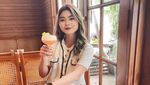 Gaya Keren Cesen, Istri Marshel Widianto Saat Makan Es Krim hingga Sushi