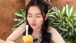 Gaya Keren Cesen, Istri Marshel Widianto Saat Makan Es Krim hingga Sushi