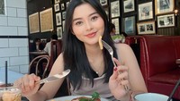 Kalau ini momennya berada di kafe Union Plaza Senatan. Ia tampak menikmati steak dengan kentang goreng yang renyah. Foto: Instagram @ceseniy