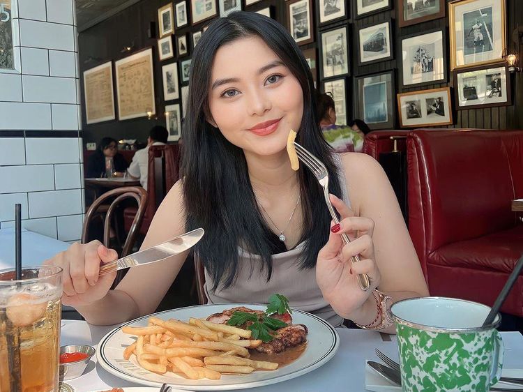 Gaya Keren Cesen, Istri Marshel Widianto Saat Makan Es Krim hingga Sushi