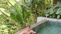 Saat liburan ke Bali beberapa waktu lalu, momen kuliner Cese menarik perhatian. Apalagi ia tengah menikmati floating breakfast. Foto: Instagram @ceseniy