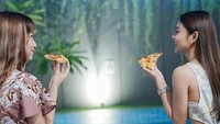 Potret manis Cesen bersama temannya juga sempat dibagikan. Saat itu, Cesen dan temannya sedang menikmati pizza dengan topping daging asal. Foto: Instagram @ceseniy