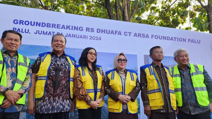 Chairman sekaligus Founder CT Corp Chairul Tanjung (CT) bersama Ketua Yayasan CT ARSA Foundation Anita Ratnasari Tanjung dan Gubernur Sulawesi Tengah (Sulteng) Rusdy Mastura melakukan groundbreaking pembangunan rumah sakit (RS) CT ARSA Foundation di Kota Palu, Jumat (26/1/2024).