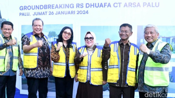 Chairul Tanjung, Ketua Yayasan CT ARSA Foundation Anita Ratnasari Tanjung dan Gubernur Sulteng Rusdy Mastura groundbreaking RS CT ARSA Foundation di Kota Palu. (dok Ist)