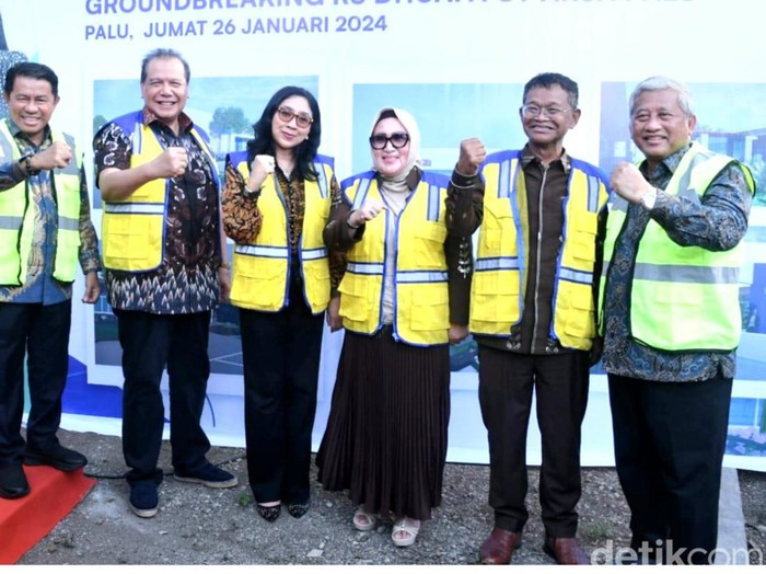Chairul Tanjung, Ketua Yayasan CT ARSA Foundation Anita Ratnasari Tanjung dan Gubernur Sulteng Rusdy Mastura groundbreaking RS CT ARSA Foundation di Kota Palu. (dok Ist)