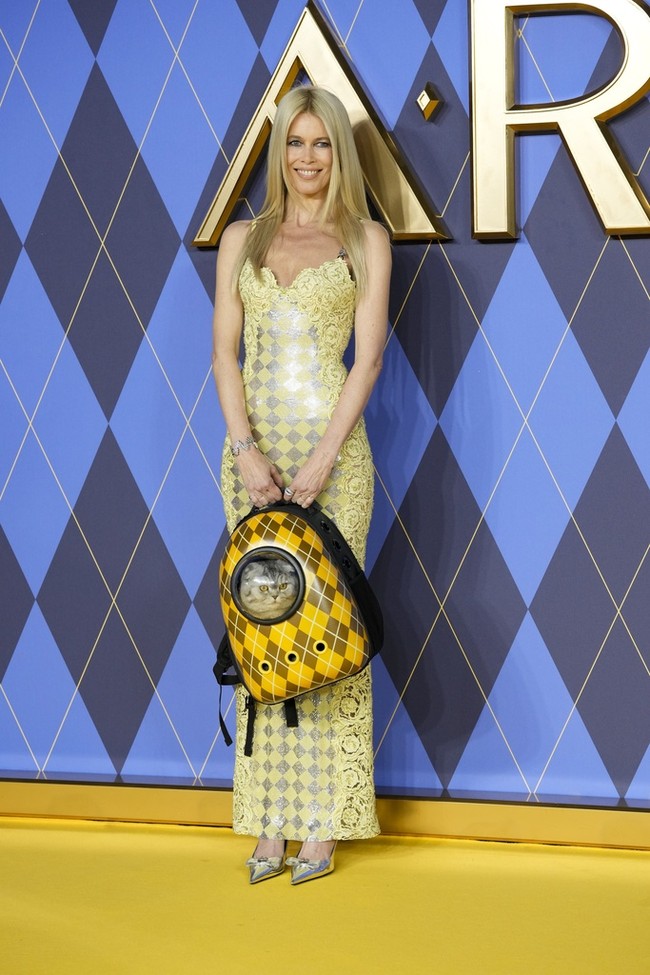 Claudia Schiffer hadir di peluncuran ‘Argylle’, film tentang mata-mata di Leicester Square, London, Inggris, pada Kamis (25/1/2024). Foto: Scott A Garfitt/Invision/AP/Scott A Garfitt