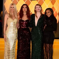 Mantan supermodel yang populer di era 80-an dan 90-an ini tampak berfoto bersama sejumlah pemain ‘Argylle’ seperti Dua Lipa, Bryce Dallas Howard dan Ariana DeBose. Foto: Instagram/@claudiaschiffer