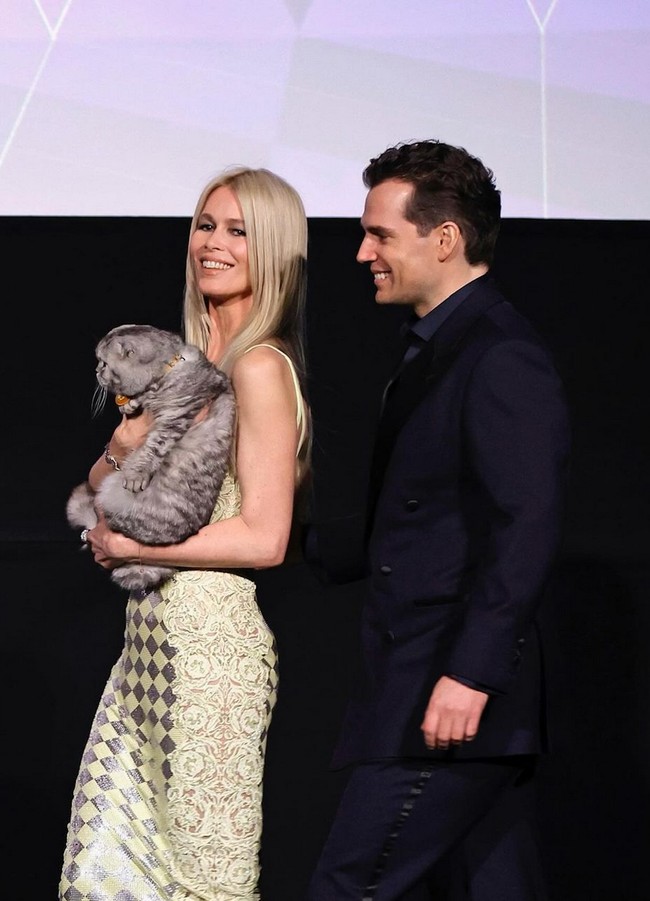 Claudia memadukan gaunnya dengan pointy shoes, juga dari koleksi Versace, warna silver. Foto: Instagram/@claudiaschiffer