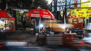 Penjahit Tengah Malam Pinggir Jalan Kemayoran