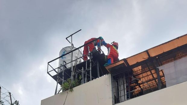 Damkar mengevakuasi jasad pria yang tewas saat menguras air dalam toren di rumah warga di Cilandak, Jakarta Selatan, Sabtu (27/1/2024) siang.