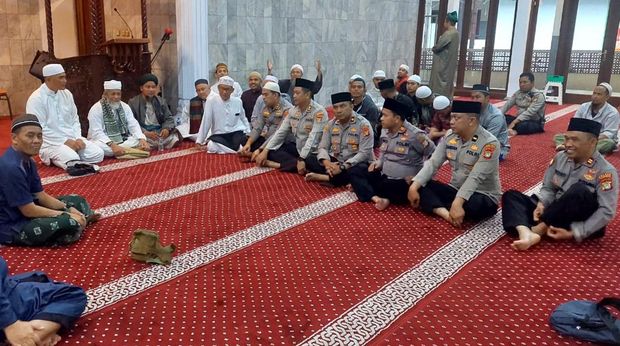 Dirbinmas Polda Metro Kombes Badya Wijaya salat subuh berjamaah bareng warga di Cilandak, Jaksel.