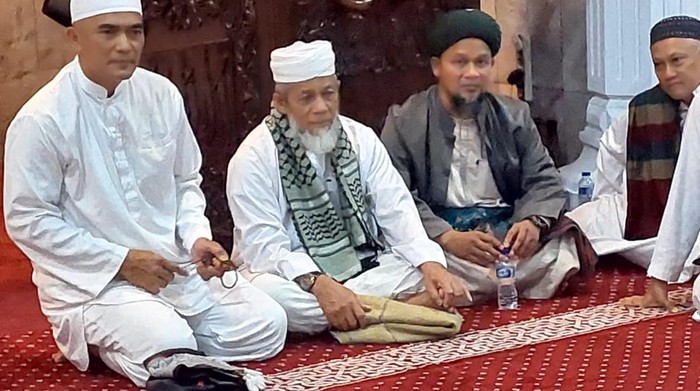 Dirbinmas Polda Metro Kombes Badya Wijaya salat subuh berjamaah bareng warga di Cilandak, Jaksel.