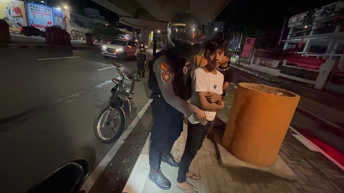 Dua pemuda di Makassar diciduk ugal-ugalan.