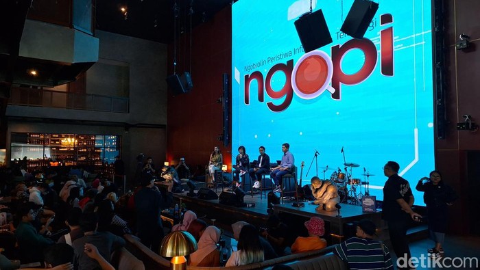 Meski kecerdasan buatan (AI) hadir mempermudah pekerjaan industri kreatif, khususnya dunia musik. Eka Gustiwana tetap mengingatkan supaya musisi tetap kreatif.