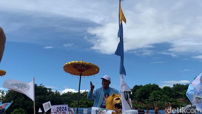 Eks Bupati Subang Ruhimat menghadiri kampanye akbar capres nomor urut 2 Prabowo Subianto di Subang.  (Mulia/detikcom).