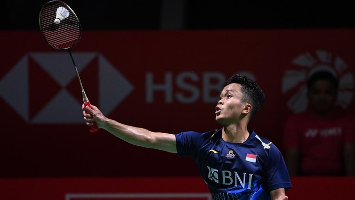 Pebulu tangkis tunggal putra Indonesia Anthony Sinisuka Ginting mengembalikan kok ke arah lawannya asal Kanada Brian Yang pada babak semifinal turnamen Daihatsu Indonesia Masters 2024 di Istora Senayan, Gelora Bung Karno (GBK), Jakarta, Sabtu (27/1/2024). langkah Ginting terhenti dalam semifinal usai kalah dalam rubber gim dengan skor akhir 21-13, 17-21, 19-21. ANTARA FOTO/M Risyal Hidayat/foc.