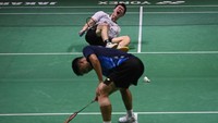 Ginting membuka jarak empat poin dalam kedudukan 13-9, tapi Brian Yang berhasil berbalik unggul setelah mendulang lima poin beruntun. Kedua pebulutangkis kemudian terlibat kejar-kejaran angka dengan ketat.