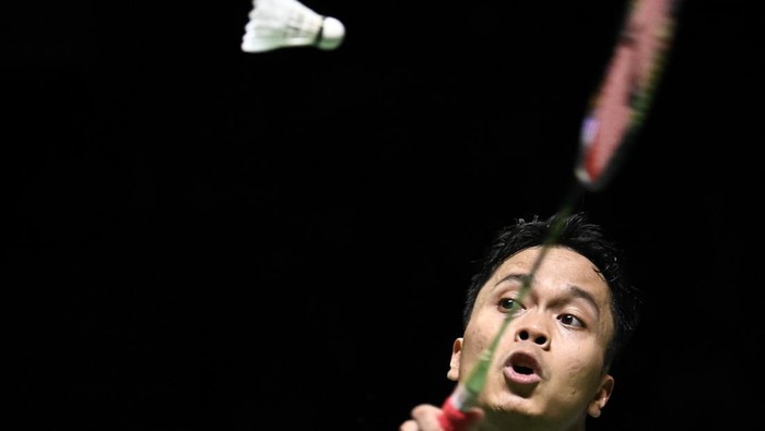 Pebulu tangkis tunggal putra Indonesia Anthony Sinisuka Ginting mengembalikan kok ke arah lawannya asal Kanada Brian Yang pada babak semifinal turnamen Daihatsu Indonesia Masters 2024 di Istora Senayan, Gelora Bung Karno (GBK), Jakarta, Sabtu (27/1/2024). langkah Ginting terhenti dalam semifinal usai kalah dalam rubber gim dengan skor akhir 21-13, 17-21, 19-21. ANTARA FOTO/M Risyal Hidayat/foc.