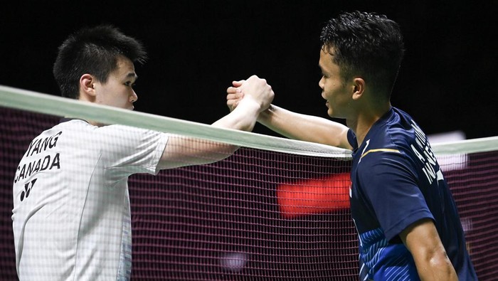 Ekspresi Ginting Tersingkir dari Semifinal Indonesia Master 2024 Pebulu tangkis tunggal putra Indonesia Anthony Sinisuka Ginting mengembalikan kok ke arah lawannya asal Kanada Brian Yang pada babak semifinal turnamen Daihatsu Indonesia Masters 2024 di Istora Senayan, Gelora Bung Karno (GBK), Jakarta, Sabtu (27/1/2024). langkah Ginting terhenti dalam semifinal usai kalah dalam rubber gim dengan skor akhir 21-13, 17-21, 19-21. ANTARA FOTO/M Risyal Hidayat/foc.