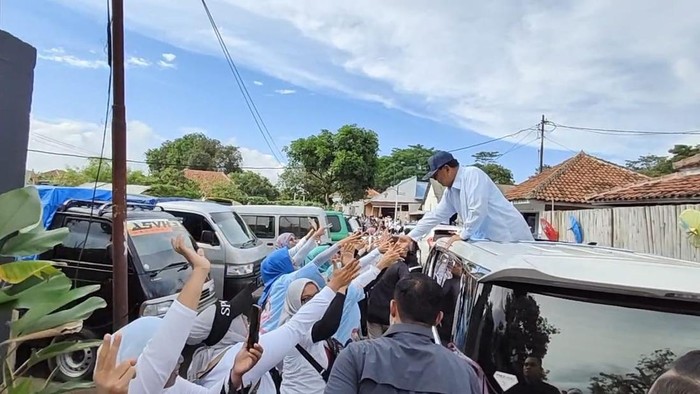 Emak-emak fans KDM menyambut kehadiran Capres nomor urut dua Prabowo Subianto di kediaman Kang Dedi Mulyadi (KDM) di Lembur Pakuan Subang, Sabtu (27/1/2024) pagi.
