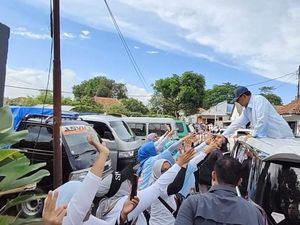 Kedatangan Prabowo, Rumah Dedi Mulyadi di Subang Diserbu Emak-emak