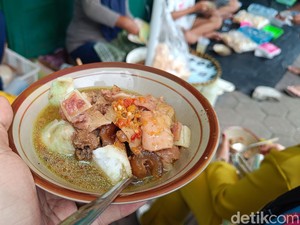 Hangat Gurih! Empal Kupat Bu Marsih di Purwokerto Sejak 1970