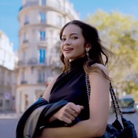 Aktris keturunan Polandia itu tampak mengenakan dress hitam panjang turtle neck tanpa lengan. Rambut panjangnya tampak dibiarkan terurai dan dicatok bergelombang. Foto: Instagram/@enzystoria