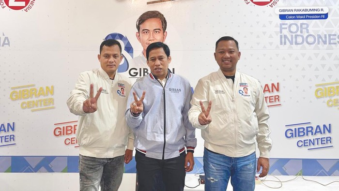 Foto: Sekjen DPP Gibran Center, Fathul Nugroho (kanan), Ketum DPP Gibran Center Marsudiyanto (tengah), Bendum DPP Gibran Center Roy Marjuk (kiri)