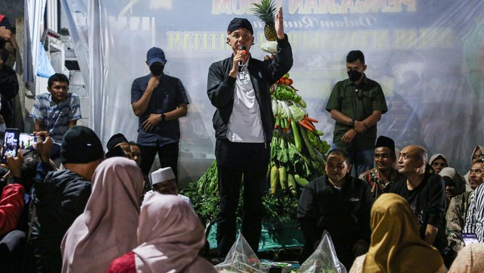 Ganjar Hadiri Acara Ruwatan Rajab di Bawen Calon presiden nomor urut 3 Ganjar Pranowo (tengah) bersalaman dengan warga seusai menghadiri acara tradisi Ruwatan Rajab di Desa Lemah Ireng, Bawen, Kabupaten Semarang, Jawa Tengah, Jumat (26/1/2024). Dalam kehadirannya Ganjar Pranowo mengatakan tradisi kearifan lokal berharap selalu dilestarikan dan dikenalkan kepada generasi muda guna menjaga budaya gotong royong masyarakat Indonesia sekaligus meminta selalu menjaga perdamaian serta kerukunan antarwarga. ANTARA FOTO/Makna Zaezar/nz