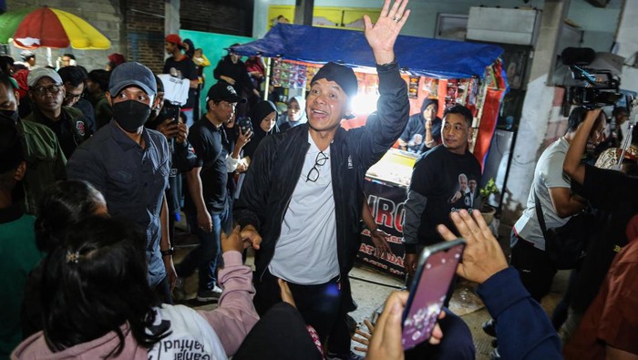 Calon presiden nomor urut 3 Ganjar Pranowo (tengah) bersalaman dengan warga seusai menghadiri acara tradisi Ruwatan Rajab di Desa Lemah Ireng, Bawen, Kabupaten Semarang, Jawa Tengah, Jumat (26/1/2024). Dalam kehadirannya Ganjar Pranowo mengatakan tradisi kearifan lokal berharap selalu dilestarikan dan dikenalkan kepada generasi muda guna menjaga budaya gotong royong masyarakat Indonesia sekaligus meminta selalu menjaga perdamaian serta kerukunan antarwarga. ANTARA FOTO/Makna Zaezar/nz