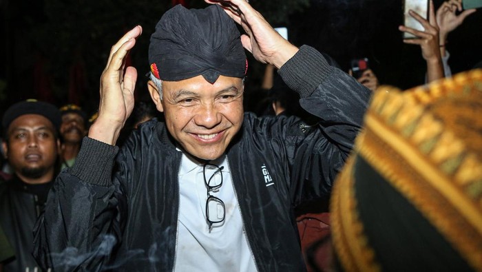 Calon presiden nomor urut 3 Ganjar Pranowo (tengah) bersalaman dengan warga seusai menghadiri acara tradisi Ruwatan Rajab di Desa Lemah Ireng, Bawen, Kabupaten Semarang, Jawa Tengah, Jumat (26/1/2024). Dalam kehadirannya Ganjar Pranowo mengatakan tradisi kearifan lokal berharap selalu dilestarikan dan dikenalkan kepada generasi muda guna menjaga budaya gotong royong masyarakat Indonesia sekaligus meminta selalu menjaga perdamaian serta kerukunan antarwarga. ANTARA FOTO/Makna Zaezar/nz