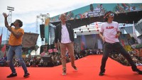 Calon presiden nomor urut 3 Ganjar Pranowo (tengah) bernyanyi dengan personel Slank Kaka (kiri) dan Bimbim (kanan) saat mengikuti kampanye terbuka bertajuk Hajatan Rakyat di Stadion Bima, Cirebon, Jawa Barat, Sabtu (27/1/2024).