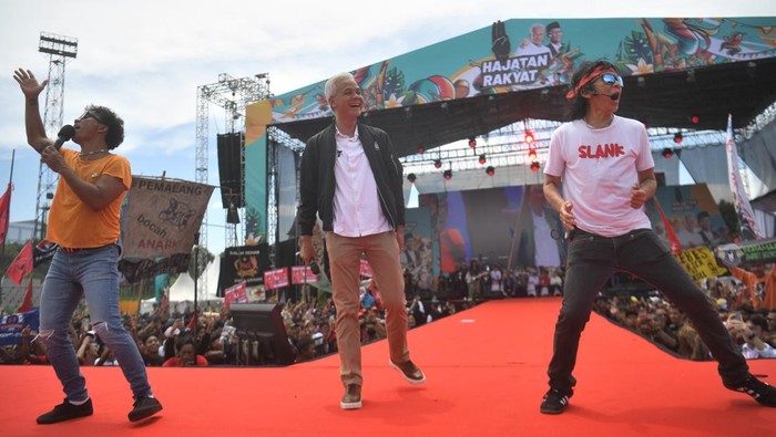 Calon presiden nomor urut 3 Ganjar Pranowo (tengah) bernyanyi dengan personel Slank Kaka (kiri) dan Bimbim (kanan) saat mengikuti kampanye terbuka bertajuk Hajatan Rakyat di Stadion Bima, Cirebon, Jawa Barat, Sabtu (27/1/2024). Dalam kampanye tersebut, Ganjar mengatakan pasangan Ganjar-Mahfud akan mengedepankan integritas karena jabatan itu tidak untuk selama-lamanya namun ada batasnya. ANTARA FOTO/Akbar Nugroho Gumay/nz
