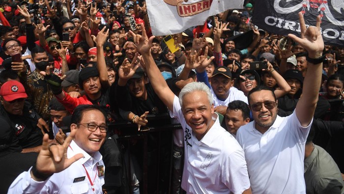 Ganjar Kampanye Akbar βHajatan Rakyatβ di Cirebon Calon presiden nomor urut 3 Ganjar Pranowo (tengah) bernyanyi dengan personel Slank Kaka (kiri) dan Bimbim (kanan) saat mengikuti kampanye terbuka bertajuk Hajatan Rakyat di Stadion Bima, Cirebon, Jawa Barat, Sabtu (27/1/2024). Dalam kampanye tersebut, Ganjar mengatakan pasangan Ganjar-Mahfud akan mengedepankan integritas karena jabatan itu tidak untuk selama-lamanya namun ada batasnya. ANTARA FOTO/Akbar Nugroho Gumay/nz