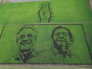 Ada Wajah Ganjar-Mahfud di Tengah Sawah