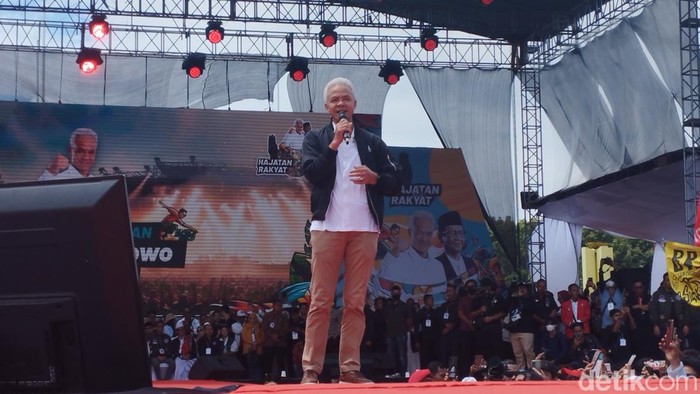 Ganjar Pranowo menghadiri kampanye akbar Hajatan Rakyat di Stadion Bima, Cirebon (Belia/detikcom)