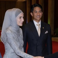 Borneo Bulletin mengabarkan, penyambutan Presiden Singapura dilanjutkan dengan jamuan malam yang sekaligus untuk merayakan 40 tahun hubungan bilateral Singapura-Brunei. Maka untuk momen spesial itu, look Anisha berganti dengan tampilan yang lebih mewah dalam balutan terusan silver penuh brokat nan mengilap. (Foto: Instagram/@support.anishaik)