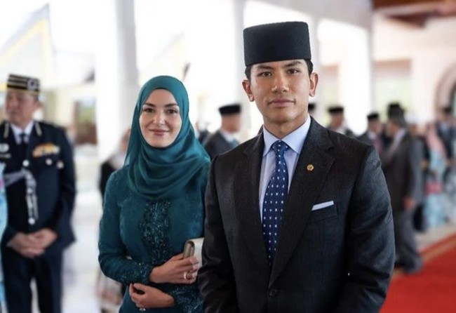 Perempuan 29 tahun ini berada di sisi Pangeran Mateen saat menyambut Presiden Singapura Tharman Shanmugaratnam dan delegasi di Istana Nurul Iman, Bandar Seri Begawan, pada Jumat (26/1/2024). (Foto: Instagram/@support.anishaik)